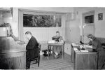 Links Jan Bout aan zijn bureau, midden zoon Jakob (Jaap) achter de typemachine en rechts dochter Geertje, halverwege jaren '50.